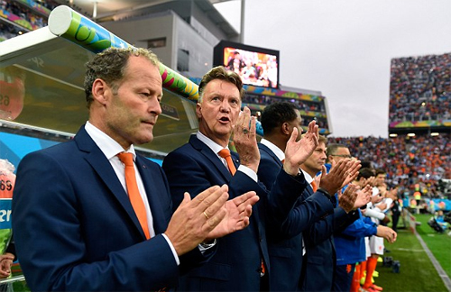 Blind (trái) làm trợ lý cho Van Gaal tại World Cup 2014. Ảnh: Reuters
