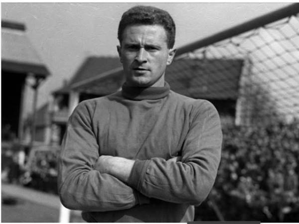 Thủ môn Harry Gregg