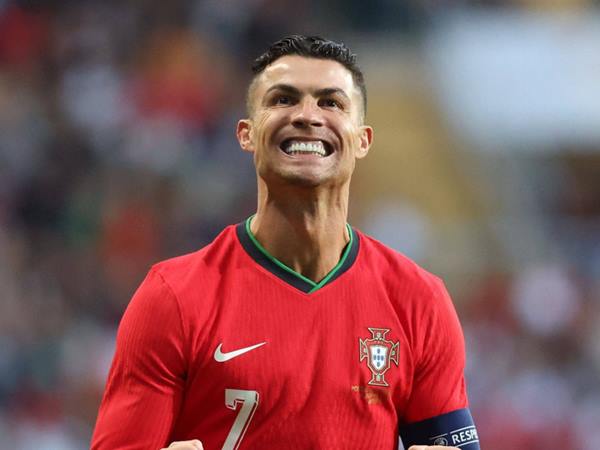 Tiền đạo Bồ Đào Nha: Cristiano Ronaldo - Huyền thoại bất tử