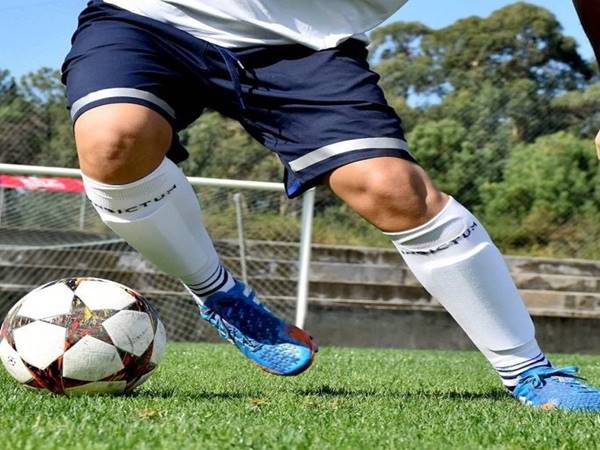 Cầu thủ có nhất thiết phải mang tất dài khi đá bóng hay không?