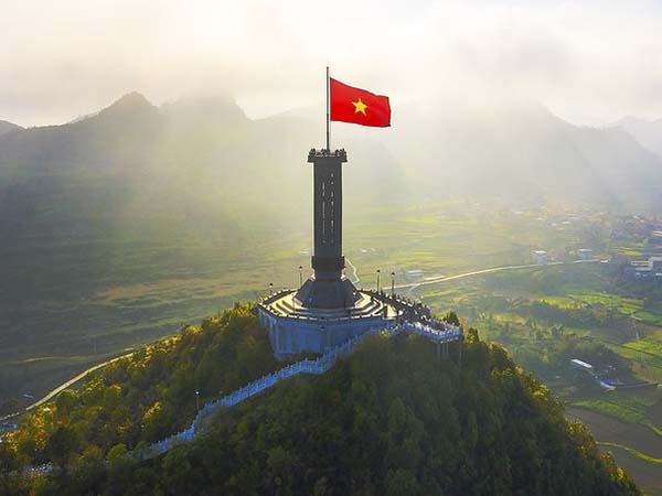 Ý nghĩa hoặc điềm báo khi đi đường thấy lá cờ