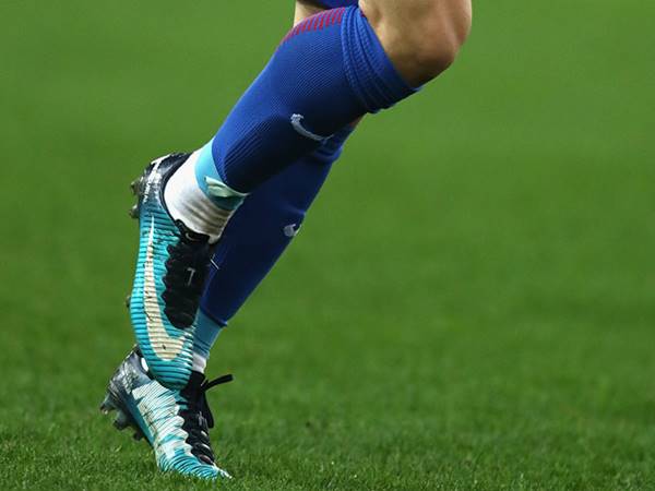 Giải thích tại sao cầu thủ phải mang tất dài khi đá bóng