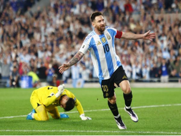 Cầu thủ ghi nhiều bàn thắng bằng đầu nhất