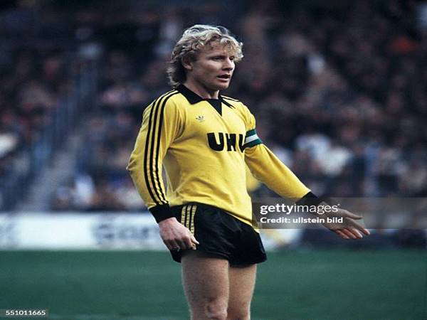 Cầu thủ ghi bàn nhiều nhất Bundesliga Manfred Burgsmüller – 213 bàn thắng