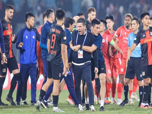 Phòng họp báo rung chuyển bởi cơn thịnh nộ hiếm thấy