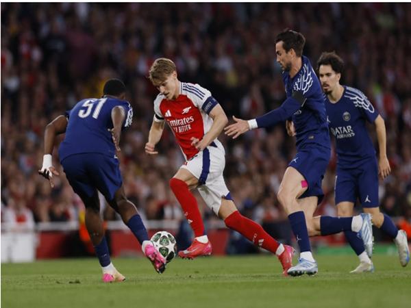Arsenal bị cho là thực dụng hơn PSG